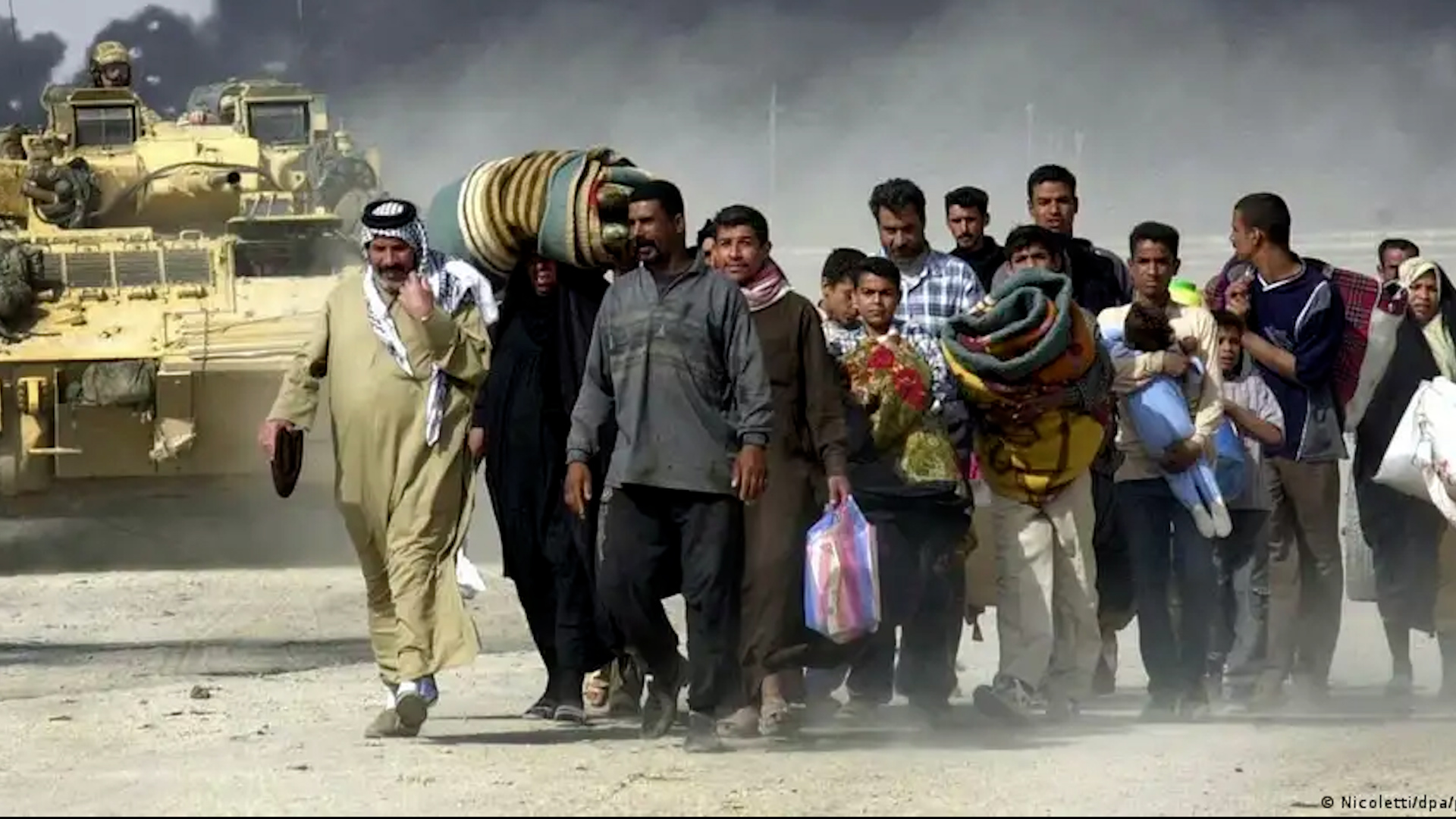  العراق - البصرة 2003 Irak - Menschen fliehen aus Basra im Jahr 2003 im Hintergrund schwarzer Rauch und Panzer Bild Nicolettidpapicture alliance