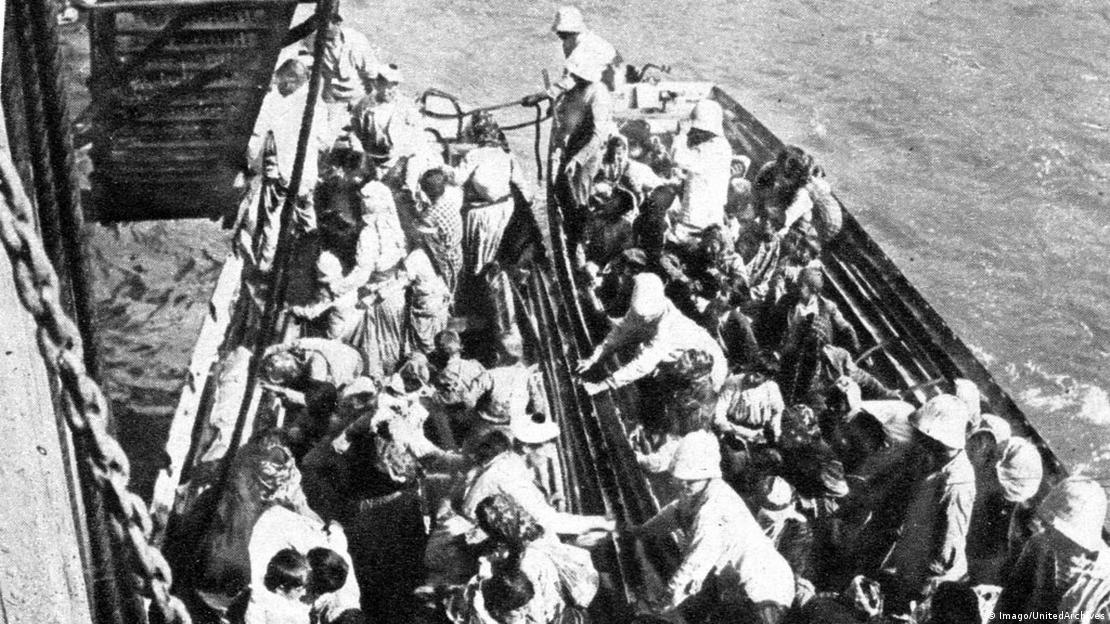 Flüchtende Armenier werden von Franzosen empfangen; Foto:  Per Boot geflohene armenische Flüchtlinge werden von französischen Soldaten empfangen; Foto: Imago/UnitedArchives 