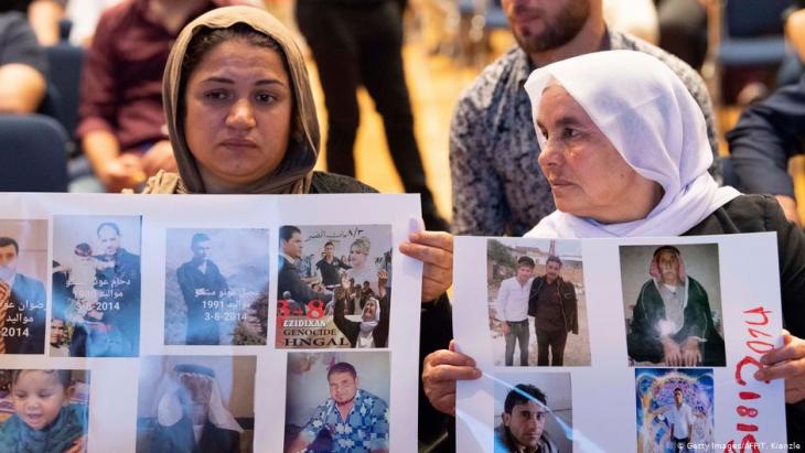 Jesidische Frauen halten Plakate mit Fotos verschwundener Angehöriger bei einer Veranstaltung in Stuttgart am 3. August 2019; Foto: Getty Images/AFP/R.Kienzle