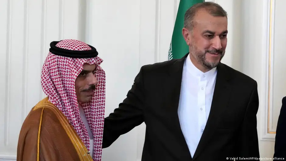 Der saudische Außenminister Prince Faisal bin Farhan trifft seinen iranischen Amtskollegen Hossein Amir-Abdollahian im Juni 2023 in Teheran (Foto: Vahid Salemi/AP/dpa/picture alliance)