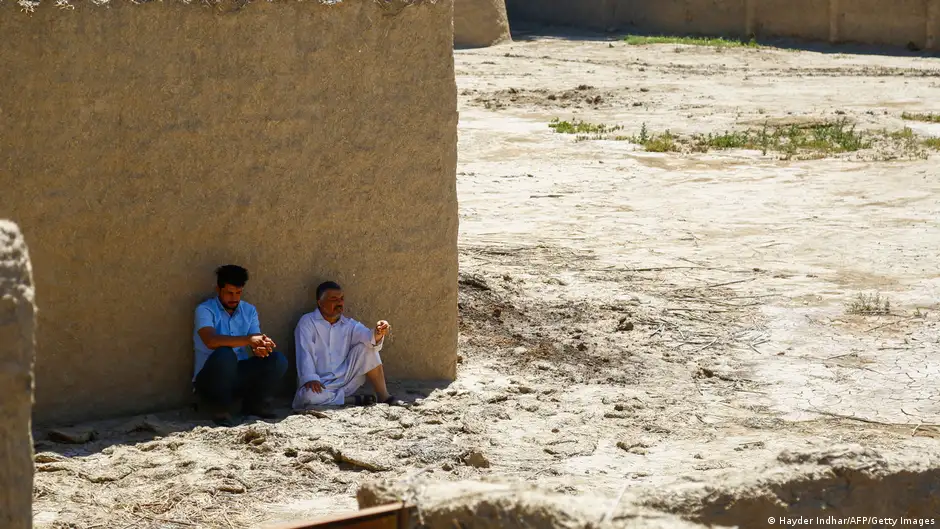  العديد من الأسر النازحة من الريف في العراق إلى المدن جراء تغير المناخ لم تعد مرة أخرى إلى منازلها.Irak Diwaniyah Klimakrise  Dürreperiode Foto Getty Images.png