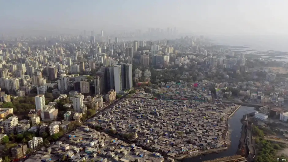 ناطحات سحاب في مومباي - الهند. Video still from Java documentary "Megacity Mumbai - between slums and skyscrapers" (image: Java)