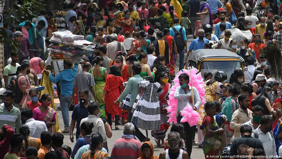 ازدحام الناس في أحد أسواق مومباي - الهند. People throng a market in India's Mumbai (image: picture-alliance)