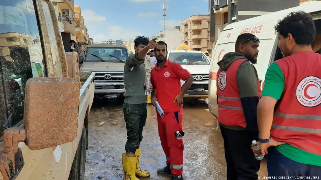  Flutkatastrophe in Libyen: Helfer des Libyschen Roten Halbmonds in Darna. (Foto: AA/ picture alliance)