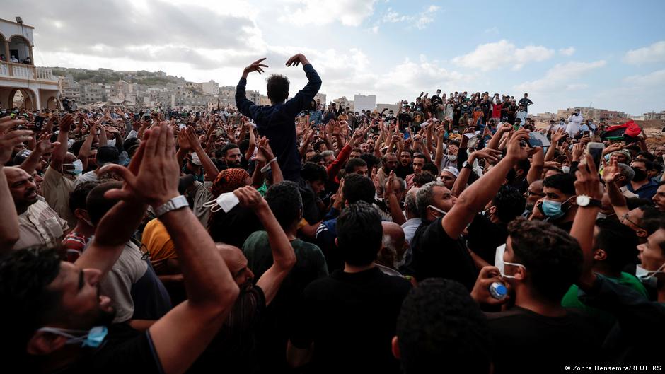 Wütende Proteste in Derna gegen die lokalen Behörden (Foto: Zohra Bensemra/REUTERS)