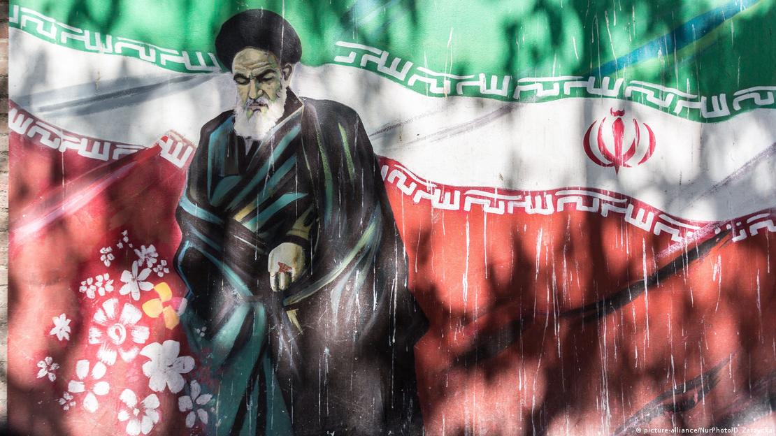 كتابات على جدران وصورة مؤسس الجمهورية الإسلامية الإيرانية آية الله الخميني.