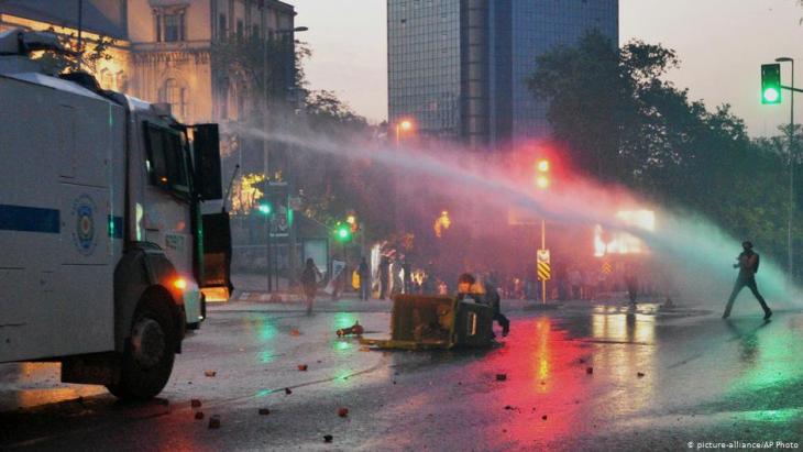 حدثت احتجاجات حديقة غيزي في عام 2013 - تركيا. Police use water cannons to disperse Gezi Park protesters in 2013 (image: picture-alliance/AP Photo)
