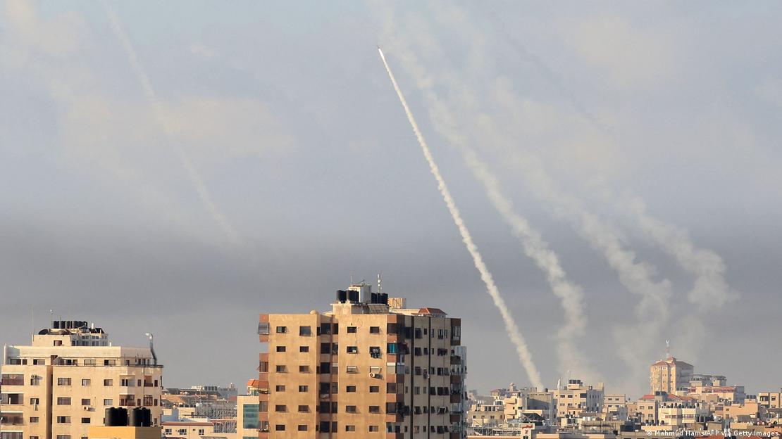 Raketen fliegen auf Israel; Foto: Mahmud Hams/AFP via Getty Images 