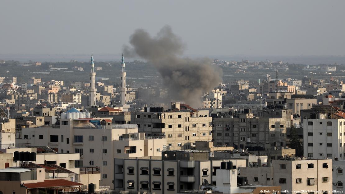 غارات جوية على غزة في مايو / أيار 2023 Gaza-Stadt im Mai 2023: Fünf Tag dauerte die erneute EskalationBild: Belal Salem/APA Images/ZUMA Press/picture alliance 