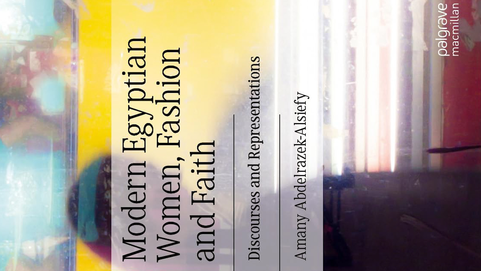 الغلاف الإنكليزي لكتاب "نساء مصريات حديثات والموضة والإيمان: خطابات وتمثلات" للباحثة أماني الصيفي 