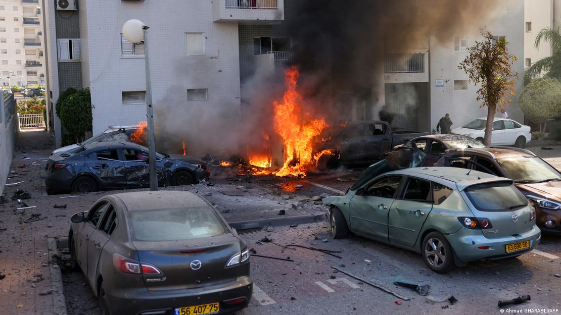  Ausgebrannte Fahrzeuge im israelischen Aschkelon nach einem Raketenangriff aus dem Gazastreifen; Foto: Ahmed Gharabli/AFP