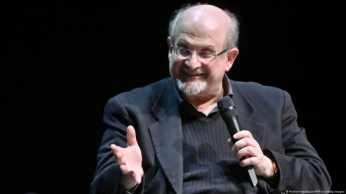 سلمان رشدي عام 2019 في فيينا النمسا.  Salman Rushdie bei einer Veranstaltung in Wien 2019 Bild: Herbert Neubauer/AFP via Getty Images