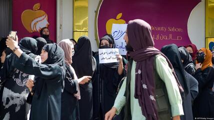 Afghanistan heute: Frauen protestieren gegen die Schließung von Schönheitssalons durch die Taliban.