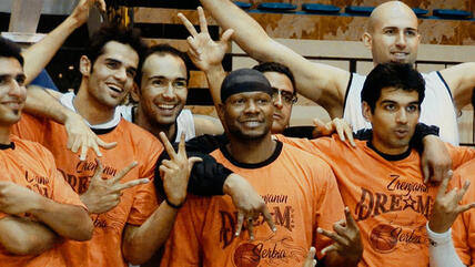 Das Basketball-Team von A.S. Shiraz mit Kevin Sheppard in der Mitte; copyright: www.theiranjob.com