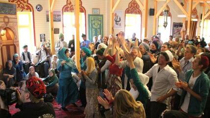 Singende und tanzende Teilnehmer auf dem 13. Sufi-Soul-Festival; Foto: Marian Brehmer