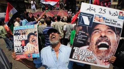 Demonstrant auf dem Tahrirplatz in Kairo nach dem Rücktritt Mubaraks; Foto: AP