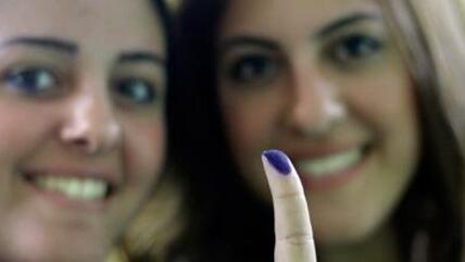 Ägypterinnen nach der Stimmabgabe in einem Wahllokal in Kairo; Foto: dapd