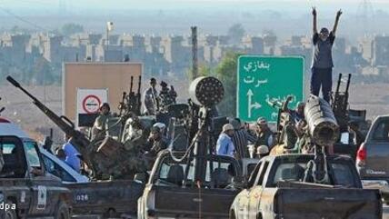 Libysche Rebellen vor Sirte; Foto: dapd