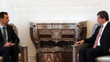 Baschar Assad und türkischer Außenminister Davutoglu beim Treffen in Damaskus; Foto: AP