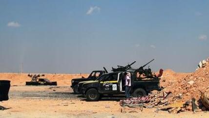 Rebellen während einer militärischen Offensive vor Misrata; Foto: dapd