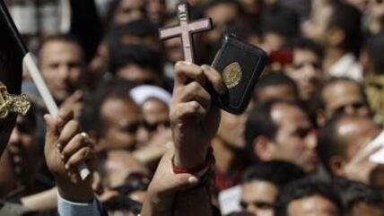 Demonstrators at Tahrir Square holding Korans and Crosses (photo: dapd)