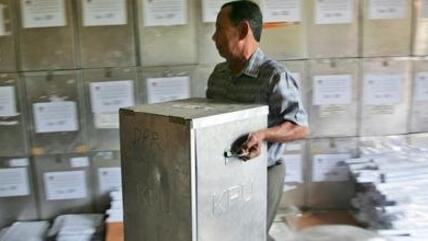 Indonesier trägt eine Wahlurne; Foto: AP