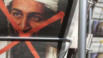 Das Titelbild einer Zeitung in Berlin zeigt das rot durchgestrichene Porträt Bin Ladens; Foto: AP