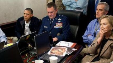 Die US-Regierung verfolgt am Bildschirm die Operation gegen Osama Bin Laden; Foto: AP/The White House
