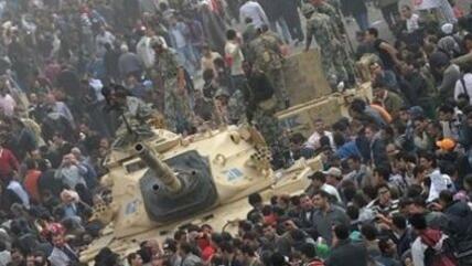 Menschenmenge um Panzer der ägyptischen Armee; Foto: dpa