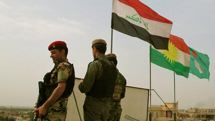 Grenzposten, irakische und kurdische Flaggen in Bashiqa; Foto: DW/K. Zurutuza