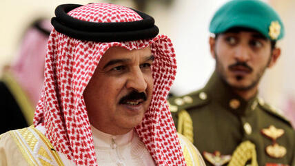 Bahrains König Hamed bin Isa Al Khalifa (l.) gemeinsam mit seinem Sohn Prinz Khalid bin Hamad Al Khalifa; Foto: dapd