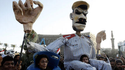 Demonstranten tragen auf dem Tahrir-Platz in Kairo eine Puppe, die Ägyptens Präsident Mursi darstellen soll; Foto: Reuters