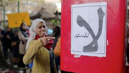 Ägyptische Aktivistin zeigt auf ein Plakat mit der Aufschrift 'Nein zur Verfassung!'; Foto: dpa/picture-alliance