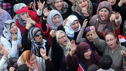 نساء يتظاهرن في القاهرة ضد توسيع مرسي لصلاحياته. د ب أ