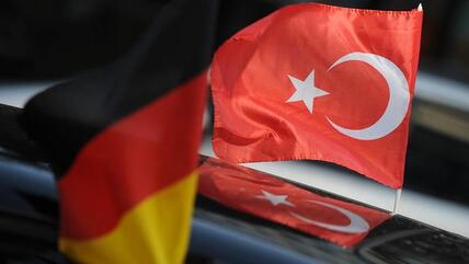 Deutsche und türkische Fahne; Foto: dpa/picture alliance