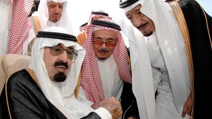العاهل السعودي عبد الله محاطاً بأفراد من عائلته المالكة، الوكالة السعودية للأنباء