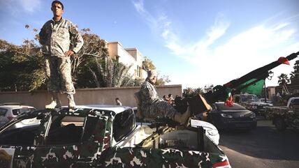 Einheiten einer Sicherheitsbrigade kontrollieren ein Wohngebiet in Tripolis; Foto: Getty Images