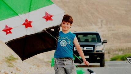 Junge mit Drachen in der von den Rebellen befreiten syrischen Stadt Yabroud; Foto: DW
