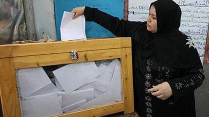 Ägypterin bei der Stimmabgabe während der ersten Runde der Präsidentschaftswahl; Foto: dpa