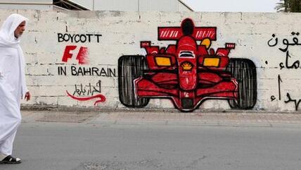 Mann passiert Graffiti mit der Aufschrift Boycott F1 in Bahrain; Foto: Reuters 