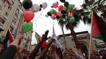 Palästinenser feiern in Ramallah das Versöhnungsabkommen zwischen der Hamas und der Fatah; Foto: dpa