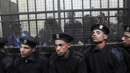Einheimische Stiftungsmitarbeiter werden im Gerichtssaal in Kairo in einem Käfig vorgeführt; Foto: EPA