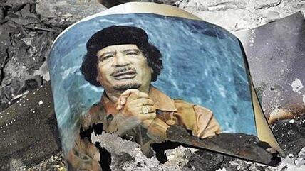 Verbranntes Foto des libyschen Diktators Gaddafi; Foto: dapd