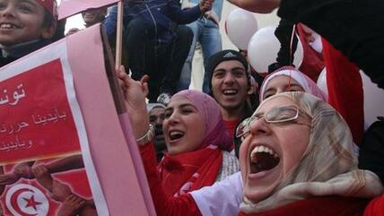 Tunesische Frauen jubeln am Jahrestag der Revolution; Foto: dpa