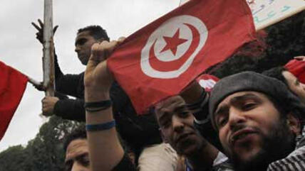 Tunesier feiern den Sturz des Diktators Ben Ali; Foto: AP