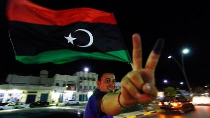 Ein Mann mit libyscher Flagge bei Feiern am Ende des Wahltags in Sirte am 7. Juli 2012; Foto: Reuters