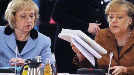 Fünfter Integrationsgipfel im Kanzleramt mit Bundeskanzlerin Angela Merkel und der Integrationsbeauftragten der Bundesregierung, Maria Böhmer; Foto: dpa