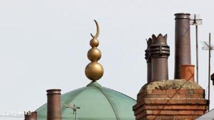 Moscheekuppel über britische Dächer; Foto: dpa