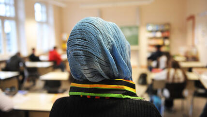 Eine türkische Schülerin mit Kopftuch nimmt 27.01.2009 am Unterricht in einer Schule teil