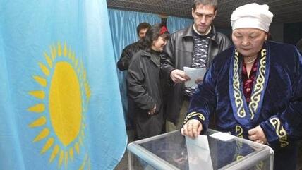 Kasachin bei der Stimmabgabe in einem Wahllokal in Almaty; Foto: AP